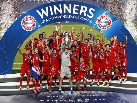 El arquero Manuel Neuer del Bayern MÃºnich alza el trofeo tras la victoria 1-0 ante el Paris Saint-Germain en la final de la Liga de Campeones, el domingo 23 de agosto, en Lisboa. (Matthew Childs/Pool vÃ­a AP)