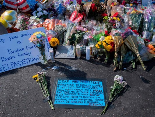 Un mensaje que dejó el presidente estadounidense Tump antes de su visita del 7 de agosto de 2019 adorna un monumento improvisado para las víctimas del tiroteo que dejó un total de 22 personas muertas en el Cielo Vista Mall Walmart en El Paso, Texas. Fotos: AFP/ El Heraldo Honduras.