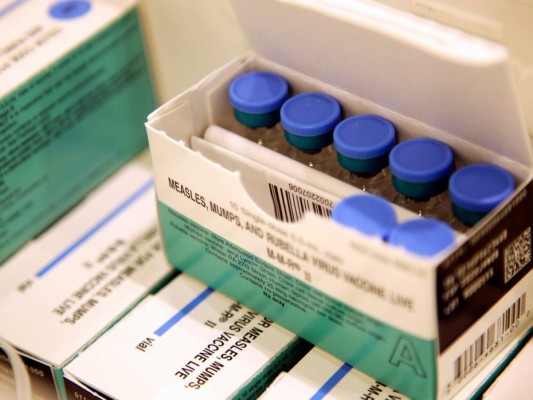 Fotografía de archivo del 27 de marzo de 2019 de vacunas de sarampión, paperas y rubeola en una hielera en el Departamento de Salud del condado Rockland, en Pomona, Nueva York.