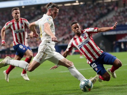 Gareth Bale en acción durante el clásico de Madrid. (AP)