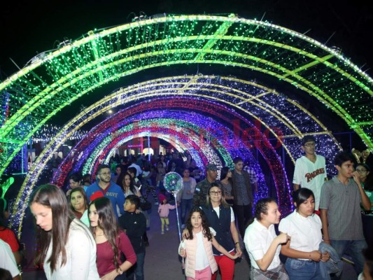 Radiante: Así luce la Navidad en la Villa Olímpica de la capital de Honduras