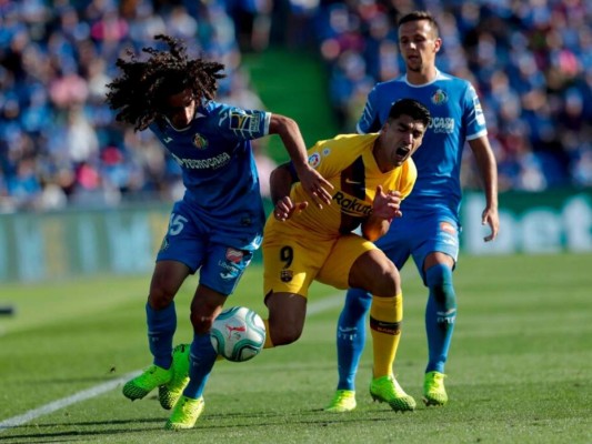 Luis Suárez de Barcelona contra Marc Cucurella de Getafe, durante el partido de fútbol de la Liga española entre Getafe. Foto: Agencia AP