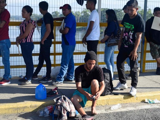 Migrantes entre la espada y la pared ¿Esperar cruzar a México o retornar al país?