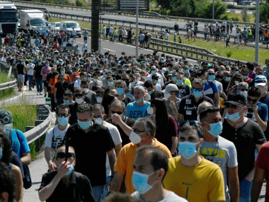 Enfado e impotencia: Trabajadores protestan por cierre de planta Nissan en España (FOTOS)