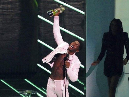 Lil Nas X recibe el premio al video del aÃ±o por 'Montero (Call Me By Your Name)' en la ceremonia de los Premios MTV a los Videos Musicales, el domingo 12 de septiembre de 2021 en el Barclays Center en Nueva York. (Foto por Charles Sykes/Invision/AP)