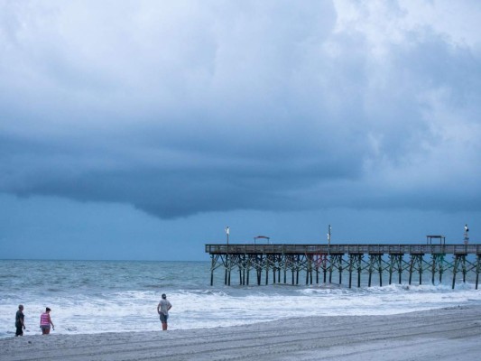 Costa este de EEUU se prepara para recibir a Isaías con fuerza de huracán