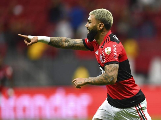 Gabriel Barbosa, del Flamengo de Brasil, festeja tras anotar el quinto gol del partido ante el Olimpia de Paraguay en la Copa Libertadores, el miércoles 18 de agosto de 2021, en Brasilia (Evaristo Sa/Pool via AP)