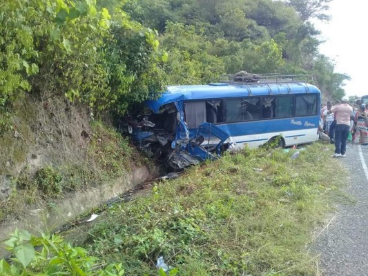 Tras impactar con el vehículo el bus pegó en un paredón a la orilla de la carretera.