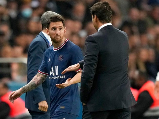 Lionel Messi observa al técnico el PSG Mauricio Pochettino tras ser sustituido en el partido contra Lyon por la liga de Francia, el domingo 19 de septiembre de 2021. Foto: AP