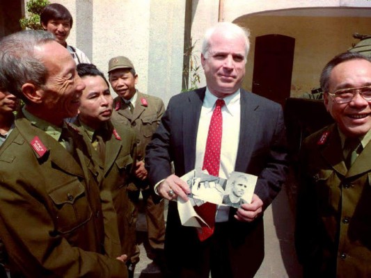 Cinco fechas clave en la vida de John McCain