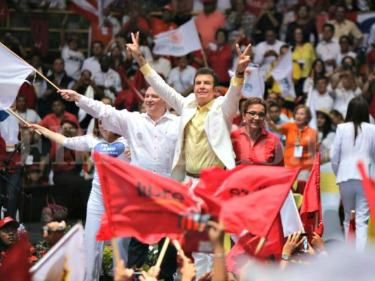 Salvador Nasralla levanta los brazos como candidato oficial de la alianza de oposición conformada por Pac, Libre y Pinu. Foto: David Romero / El Heraldo.