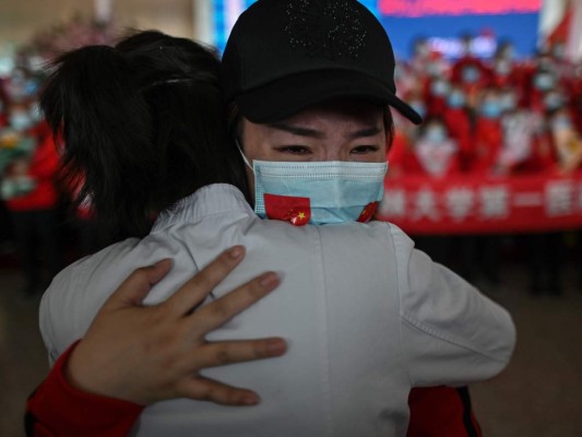Entre llanto y abrazos, Wuhan celebra el fin de confinamiento por Covid-19