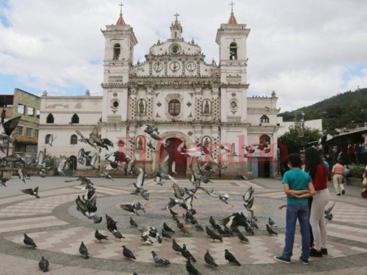 La iglesia Los Dolores es uno de los primeros inmuebles religiosos construidos de manera aislada. Se encuentra a la par del mercado Los Dolores y la plaza lleva su nombre. Fotos: Efraín Salgado/EL HERALDO