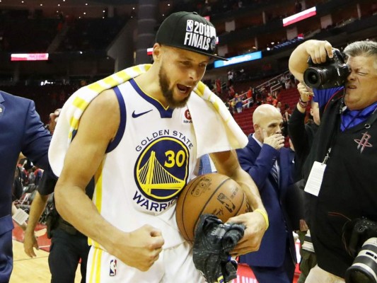 Stephen Curry #30 de los Golden State Warriors reacciona después de derrotar a los Houston Rockets 101 a 92 en el Juego Siete de las Finales de la Conferencia Oeste de los Playoffs de la NBA 2018. Foto AFP