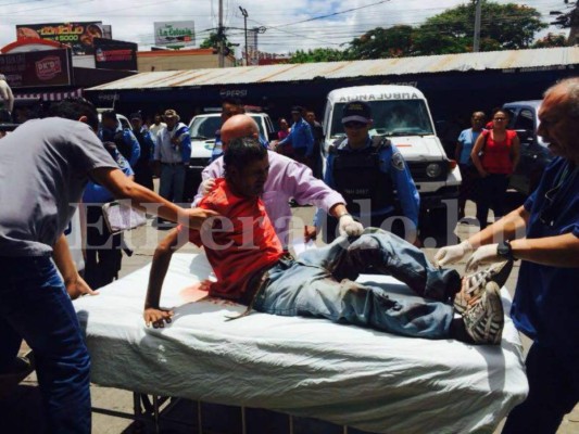 Uno de los heridos cuando era ingresado a la emergencia del HEU (Foto: Alex Pérez/ El Heraldo Honduras/ Noticias de Honduras/ Sucesos de Honduras)
