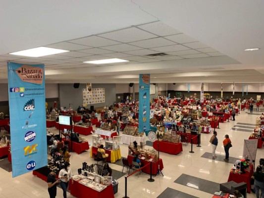 El Centro de Convenciones Emprendedores de Expocentro se lleva a cabo el Bazar del Sábado.