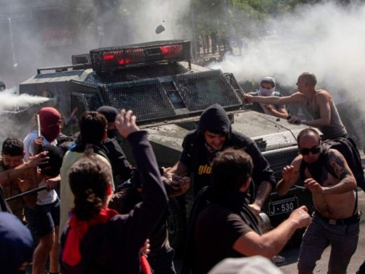 FOTOS: Vehículos incendiados y muertos tras manifestaciones en Chile