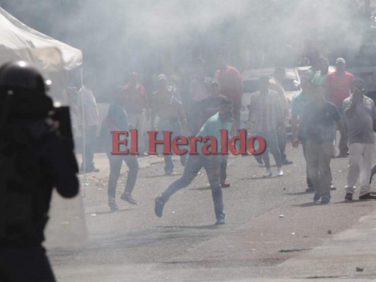 Impactantes imágenes del enfrentamiento entre transportistas y policías en la colonia Loarque