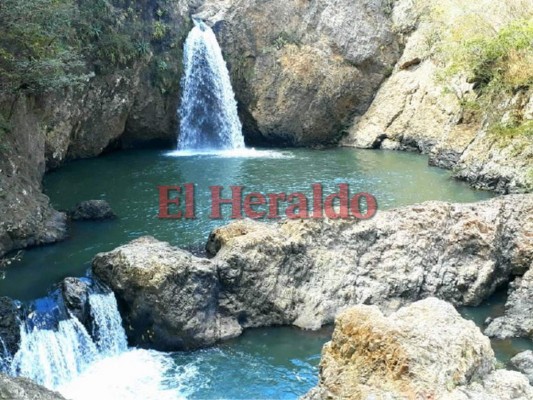 El balneario La Piña es muy visitado por su cascada de agua color turquesa.