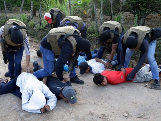 Así fue la captura de seis supuestos miembros de la Mara Salvatrucha en la aldea Mata de Plátano