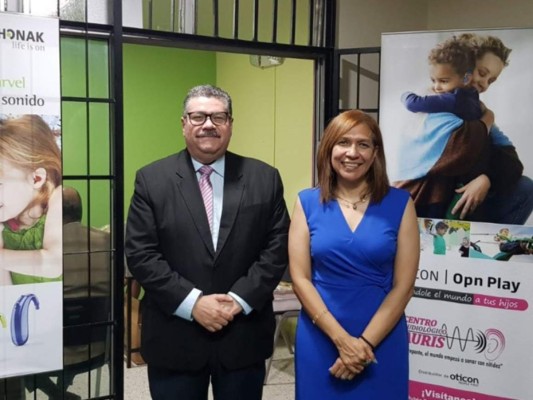 El Dr. Lucas Zelaya Zaldaña, director médico del Centro Audiológico Auris, junto a la Ing. Ileana Zelaya Zaldaña, gerente general.