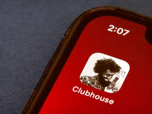 Actualmente, Clubhouse solo está disponible para iPhone y sirve para escuchar audios o grabaciones entre usuarios. FOTO: AP
