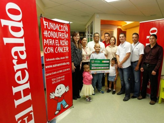 (Vuelta-2013) El Heraldo haciendo entrega de los fondos recaudados a la Fundación Hondureña para el Niño con Cáncer.