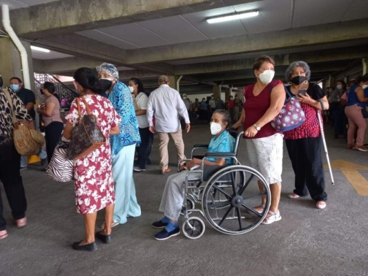 De pie y bajo el sol: así fue la jornada de vacunación de adultos mayores en El Salvador