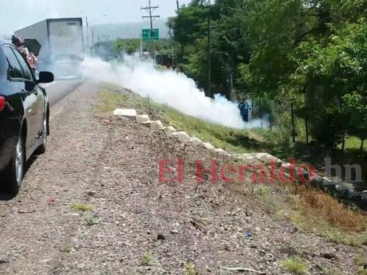 Piedras, llantas, ramas y bombas lacrimógenas: así fueron los bloqueos de calles en la capital de Honduras