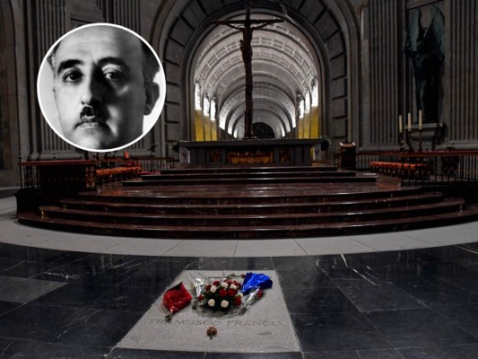 Desde su muerte en 1975, Franco ha estado en una tumba, siempre adornada con flores frescas, a los pies del altar de la basílica. Fotos: AFP