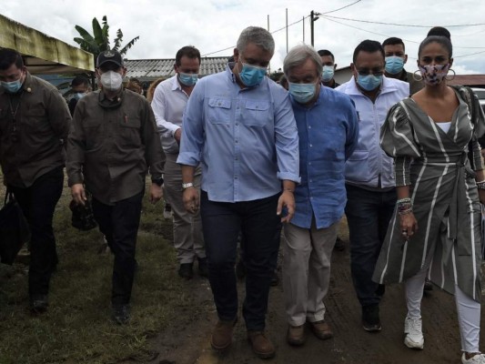 El secretario general de la ONU, Antonio Guterres, el presidente colombiano Iván Duque y el ex comandante de las FARC, Rodrigo Londoño, alias Timochenko, caminan en una Capacitación y Reincorporación Territorial Space (ETCR) en Dabeiba, departamento de Antioquia, Colombia. Foto: AFP.