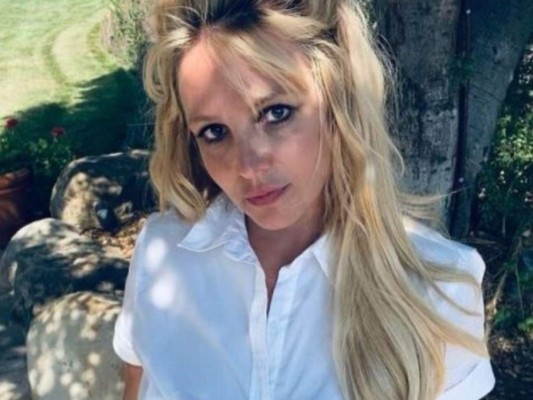 Britney aseguró que estar con poca ropa le ayuda a sentirse más ligera. Foto: Instagram
