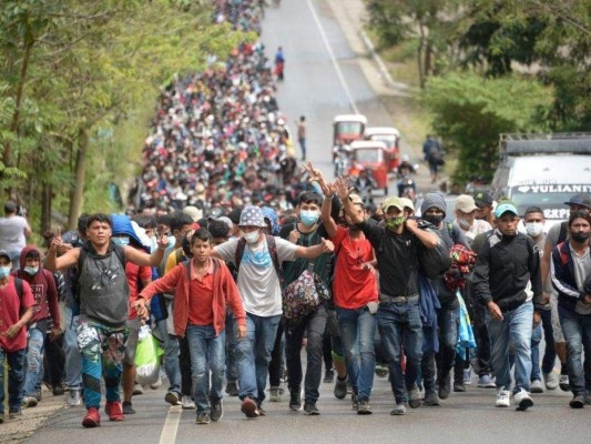 Uno de los principales fenómenos que refleja la vulneración de los derechos humanos en Honduras son las caravanas migrantes. Foto: AFP