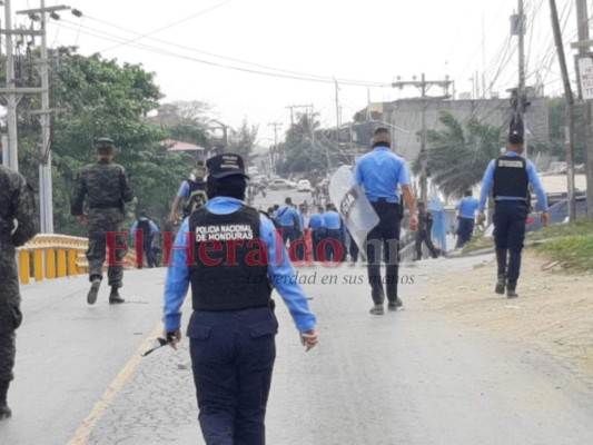 Miembros de la Policía Nacional de Honduras desalojaron a los manifestantes. Foto: Isaac Cálix.