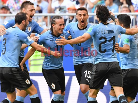 Disparo de Laxalt desde fuera del área tras un tiro de esquina que lo desvió Cheryshev, deja a Uruguay con el 2-0 contra Rusia. Foto:AFP