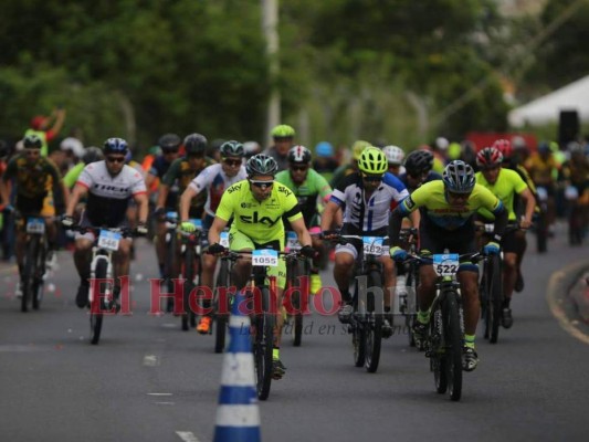 Una gran cantidad de ciclistas no compiten precísamente para ganar su categoría, sino para mejorar su tiempo de carrera. Foto: Archivo EL HERALDO.