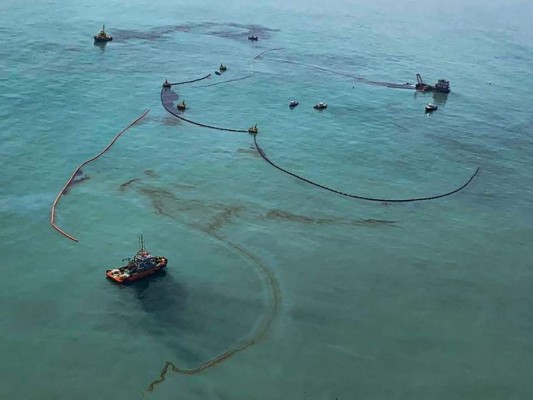 Fotografía difundida por la Marina de Guerra del Perú que revela signos de un derrame de petróleo frente a la costa de Callao, Perú. Foto: AFP