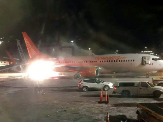 La Autoridad de Aeropuertos del Área Metropolitana de Toronto dijo que los bomberos extinguieron un pequeño incendio en el avión de Sunwing. Foto: Agencia AFP