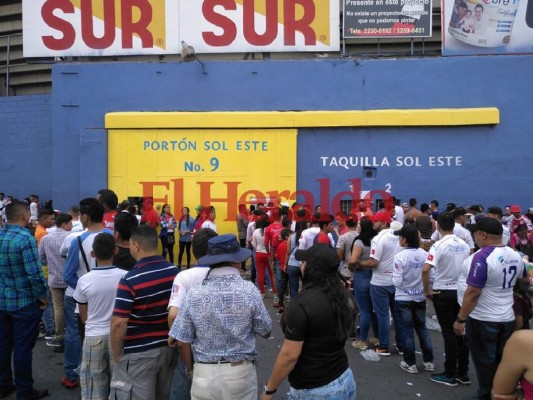 FOTOS: Ambientazo en las afueras de estadio Nacional a la espera de Motagua vs Olimpia