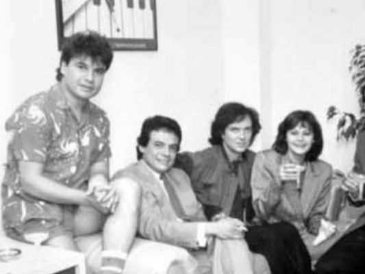 La imagen, tomada en blanco y negro en 1984 para la inauguración de las nuevas oficinas de Ariola, en Los Ángeles, Estados Unidos. De izquierda a derecha: Juan Gabriel, José José, Camilo Sesto y Rocío Dúrcal.