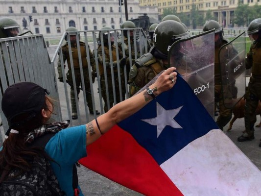 FOTOS: Vehículos incendiados y muertos tras manifestaciones en Chile