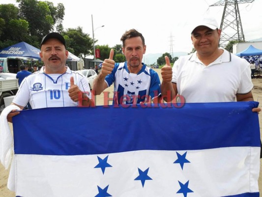 FOTOS: Banderas, gorras y camisas... ¡Todo el ambiente para el Honduras vs Australia en San Pedro Sula!