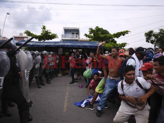 FOTOS: Así fue el caos que protagonizaron los centroamericanos de la caravana migrante en la frontera de Guatemala con México