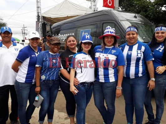 FOTOS: Banderas, gorras y camisas... ¡Todo el ambiente para el Honduras vs Australia en San Pedro Sula!