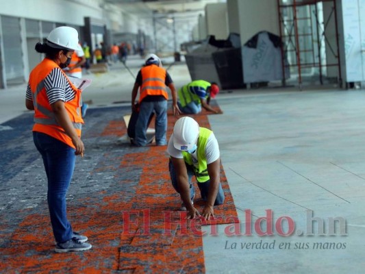 Esta es el área de espera antes del abordaje, donde se está instalando la alfombra y haciendo los detalles, por aquí pasarán los pasajeros que buscarán la puerta para abordar. Foto: Jhony Magallanes/El Heraldo