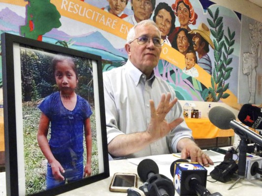 El director de Casa Anunciación, Rubén García, respondiendo preguntas a la prensa tras leer el comunicado de la familia de Jakelin Caal Maquin. (Foto: AP)