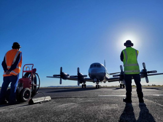 Esta foto del folleto tomada el 17 de enero de 2022 y recibida el 18 de enero de la Fuerza de Defensa de Nueva Zelanda muestra a la tripulación de la Real Fuerza Aérea de Nueva Zelanda junto al RNZAF P-3K2 Orion, después de la erupción del Hunga-Tonga - Hunga-Haa'pai. Foto: AFP