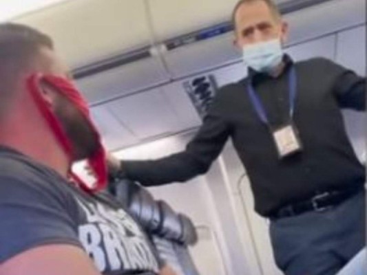 Adam Jenne, de 38 años, considera absurdo el uso de las mascarillas en los viajes aéreos. Foto: Captura video Fox4Now