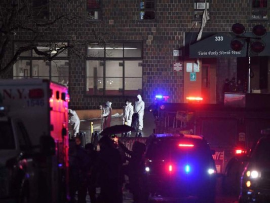Al menos 200 bomberos participaron en la extinción del fuego que se declaró hacia media mañana en los pisos segundo y tercero de un edificio de 19 pisos, en el corazón del Bronx, según el departamento de bomberos de Nueva York (FDNY). Foto: AFP
