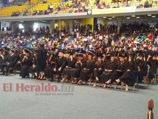 Los nuevos profesionales del país recibieron sus títulos en las instalaciones del Polideportivo de la UNAH. Foto Ricardo Sánchez| EL HERALDO.